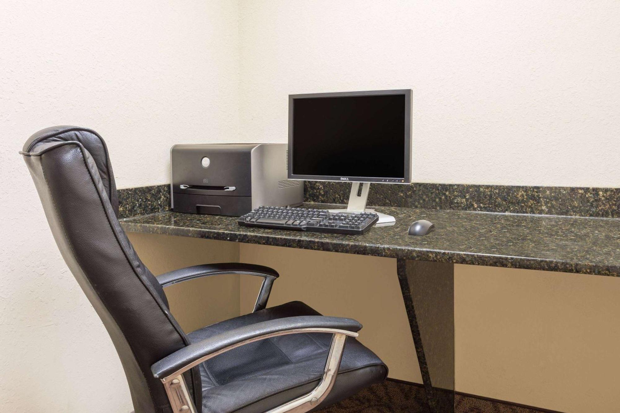 Days Inn By Wyndham Semmes Mobile Zewnętrze zdjęcie